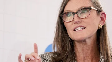 Cathie Wood vende acciones de este gigante de redes y adquiere participación en otros 2 competidores
