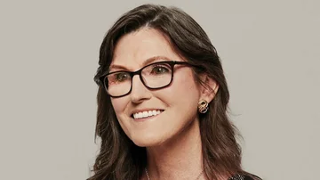 Cathie Wood redobla su apuesta en acciones de Coinbase: ¿de qué tenencias se desprendió?