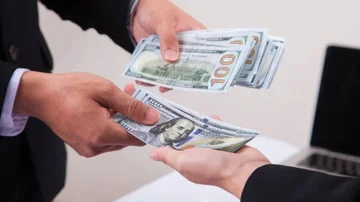 El dólar blue retrocede $15 y los financieros concluyeron la semana con leves bajas