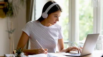Aprendé inteligencia artificial, gratis y online: cómo anotarse a cursos con certificado y salida laboral