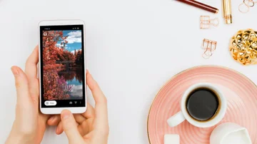 El truco viral para transformar tu celular en un proyector con algo que tenés en casa