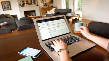Trabajar desde casa y cobrar en dólares: conocé que empresas están ofreciendo empleos y cómo postularte