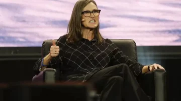 Cathie Wood redobla su apuesta en acciones de Coinbase: ¿de qué tenencias se desprendió?