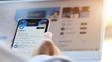 Un día como Twitter rompió el chanchito para controlar la experiencia final de sus usuarios