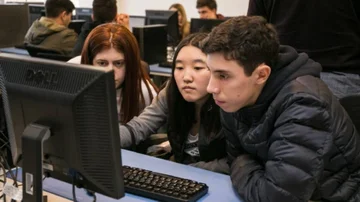 Lanzan un programa para capacitar gratis a 9.000 estudiantes en empleos del futuro: cómo aplicar
