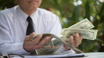 El dólar blue inicia la semana con un récord de cotización y los financieros están en alza