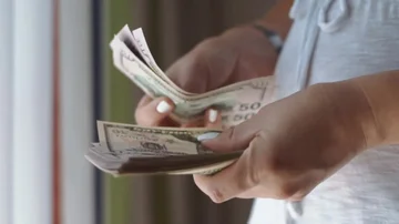 Los dólares bajo el colchón de los argentinos superan los USD 271.000 millones: ¿Cuáles son las razones?