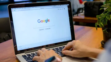 Google se recupera tras perder 6% por el conflicto que mantiene con el gobierno de EE.UU. y con Apple
