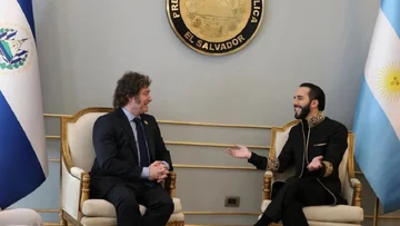 Javier Milei fue a la asunción del presidente cripto Nayib Bukele: qué le preguntó