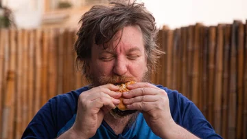 Argentino crea la Nespresso que fabrica hamburguesas a partir de un hongo: la NASA la usará en sus misiones