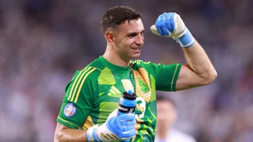 El Dibu Martínez se comió a Apple: cómo invertir y ganar de la mano del campeón del mundo