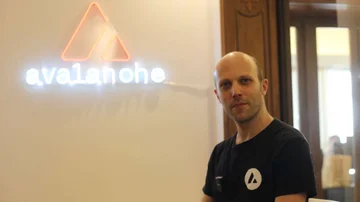 Pasen y vean: cómo es la Mansión Cripto que abrió en Argentina una de las monedas más importantes