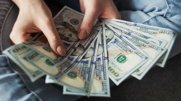 Qué hacer con los dólares: cómo ganar hasta 7% anual sin ser un experto en inversiones