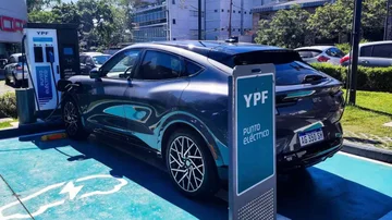 El Gobierno eliminó el registro de carga para autos eléctricos para un mercado más libre y eficiente