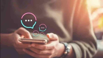 World lanzó su propia app de mensajería para enviar cripto: cómo funciona