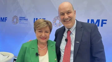 Sturzenegger sorprendió a Georgieva con un curioso regalo: un pin de motosierra
