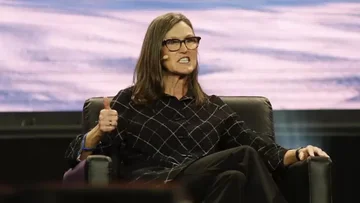 Cathie Wood vende acciones clave y refuerza su estrategia en genética y automatización