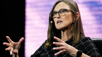 Cathie Wood apuesta por está empresa tapada e invierte suma millonaria en sus acciones