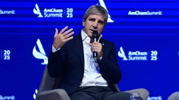 Caputo dio detalles sobre las inminentes medidas para liberar el uso de dólares bajo el colchón