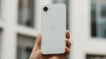 Cómo es el nuevo iPhone barato que llegó a Argentina y cómo comprarlo en pesos y en cuotas