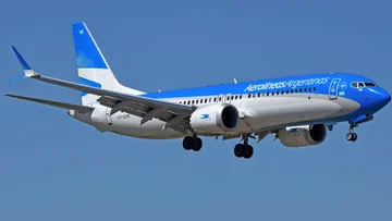 Aerolíneas Argentinas devaluó las millas y ahora canjear viajes al exterior es más caro: alternativas baratas para volar