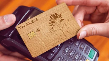 Así es la innovadora tarjeta de crédito de madera que llega a Argentina para decirle adiós al plástico