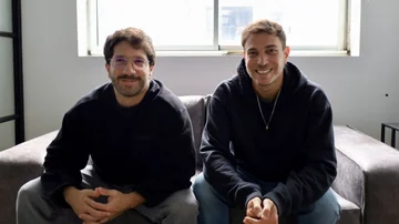 Estos dos emprendedores argentinos encontraron en la IA la fórmula para que las pymes vendan más sin sumar personal