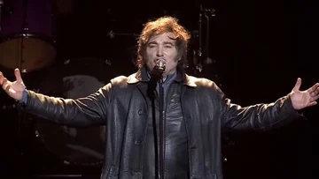 Milei cantó con su banda y mandó un mensaje al peronismo: Ganaron un round, pero no la batalla