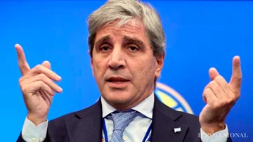 Caputo reveló a inversores que podría haber un ajuste en el régimen de bandas cambiarias