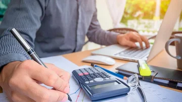 Tiene una década en el mundo de las finanzas y asegura que hay 8 hábitos que te van haciendo pobre