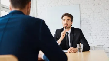 Cinco habilidades que te abren la puerta al mundo laboral y con buen sueldo, según IA
