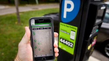 Tu celular te dirá dónde hay lugar para estacionar: qué son y cuándo van a debutar  los parquímetros inteligentes