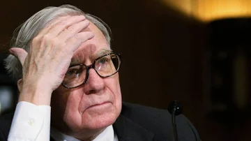 Drástica decisión: Warren Buffett se deshizo del 50% de las acciones en Apple tras el Lunes Negro