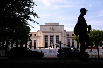 ¿Qué es el tercer mandato de la FED que podría debilitar al dólar y fortalecer a Bitcoin?