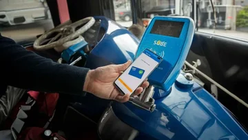 El truco del QR en colectivos para viajar gratis una semana en Argentina