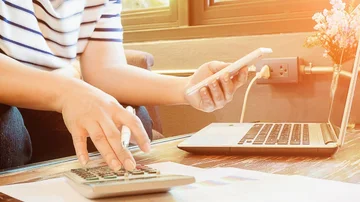 Ahorros en retirada y deuda en alza: cómo se financian los hogares argentinos