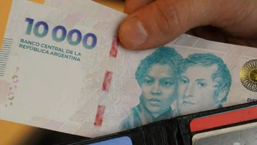 Agosto llega con aumentos: cuánto suben los colectivos, prepagas, alquileres y expensas
