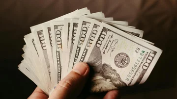 ¿Comprar dólares hoy o esperar? Qué conviene hacer, según los economistas