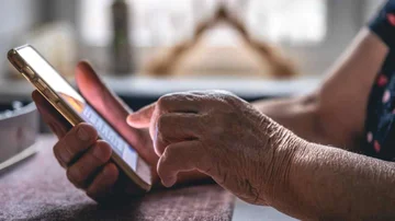 Una jubilada llevó su teléfono al taller y sufrió una estafa insólita