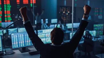 Cuando Bitcoin sube, sus rivales la siguen: dos monedas que pueden multiplicar precios según analistas