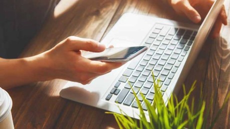 Gastos de celular y viáticos: cuándo son remunerativos en el salario del trabajador, según la Justicia