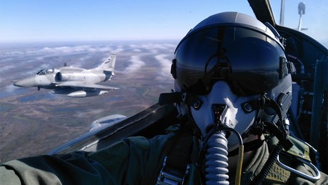 Defensa pide crédito de hasta USD 664 millones para aviones caza - Vimarsana News