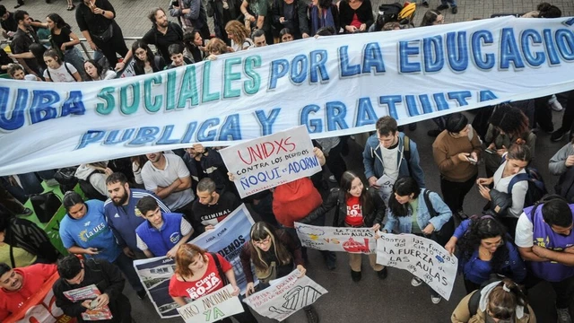 Marcha universitaria: miles de estudiantes y docentes llegan al Congreso y a Plaza de Mayo