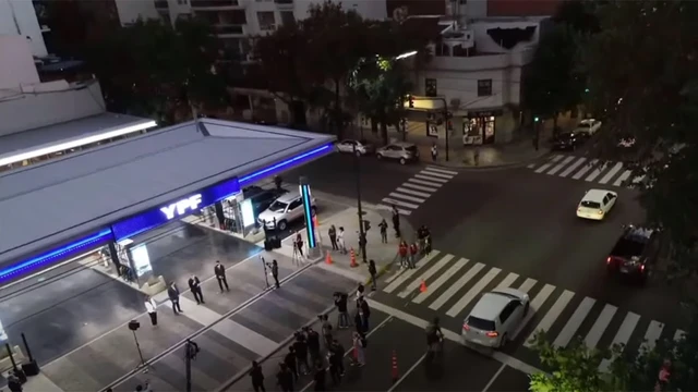 La estación de servicio de YPF remodelada en el barrio de Caballito.