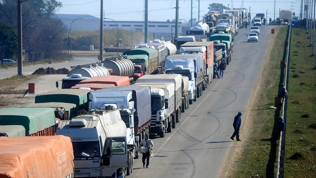 La falta de gasoil y el sobreprecio ahoga a los camioneros
