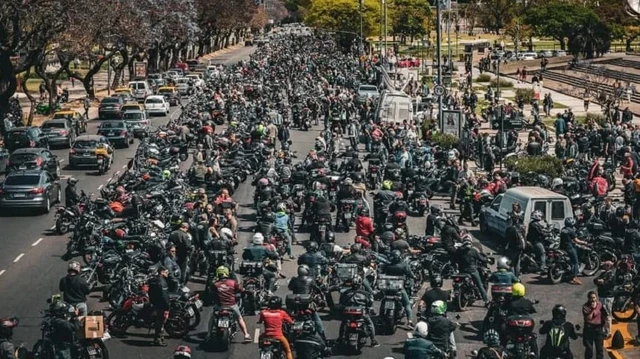 Reclamos: Motociclistas agrupados marcha a la quinta de Olivos