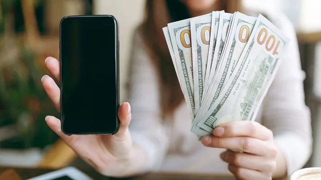 ¿Querés comprar dólares blue?: cómo comprobar a simple vista o con un celular que no te den billetes falsos