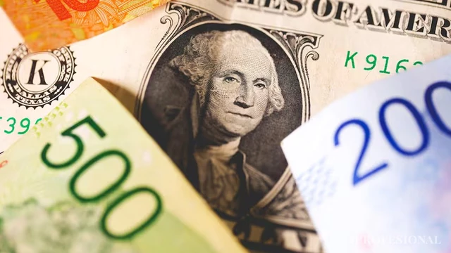 Pesos o dólares: qué moneda conviene llevar a Chile si sos argentino