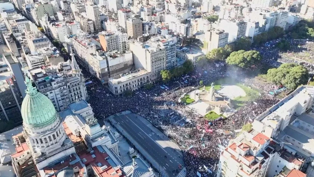 La masiva marcha universitaria llegó a Plaza de Mayo y comenzó la lectura del documento para exigir mayor presupuesto