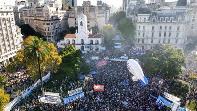 Masiva marcha universitaria para exigir mayor presupuesto: arrancó el acto en Plaza de Mayo